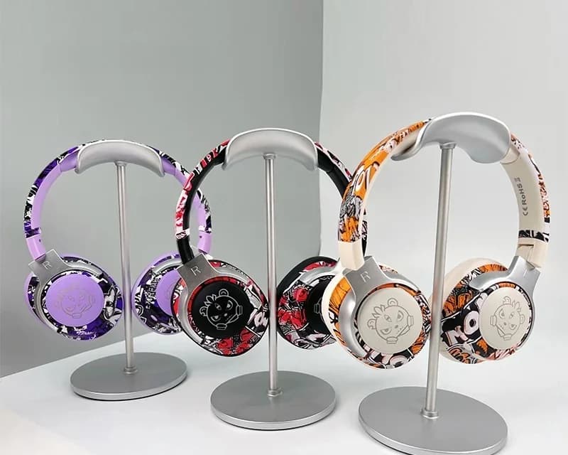 سماعات بلوتوث فوق الأذن بتصميم جرافيتي مع إضاءة RGB وميكروفون